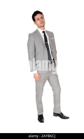 Junger Business man steht entspannt in einem grauen Anzug Stockfoto