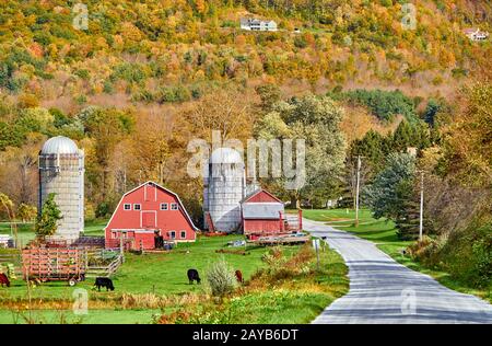 Farm mit roter Scheune und Silos in Vermont Stockfoto