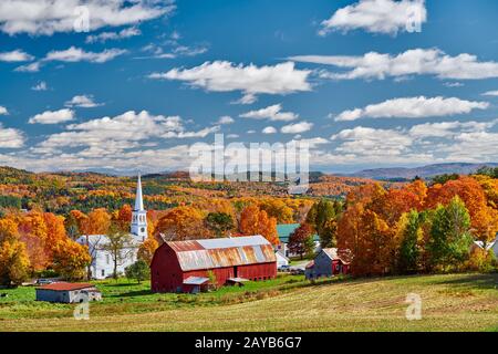 Kirche und Bauernhof mit Red Barn im Herbst Stockfoto