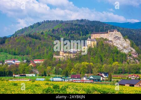 Burg Orava in der slowakei. Mittelalterliche Festung auf einem Hügel an einem schönen Ort in den Bergen. Wunderbares sonniges Wetter mit flauschigen Wolken im Frühling Stockfoto