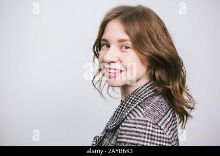 Portrait junge, schöne kaukasische Frau auf weißem Hintergrund. Europäisches Modell für Mädchen, das im Studio Wandhintergrund darstellt. Geschäft Stockfoto