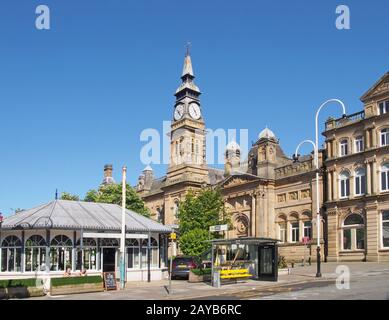 Ein Straßenblick auf die atkinson-gebäude mit Uhrturm-Café-Gebäude in southport merseyside Stockfoto