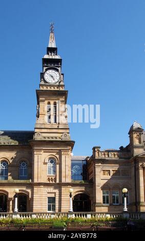 thea Straßenansicht des historischen atkinson-gebäudes in der lord Street southport mit hohem Uhrturm gegen einen blauen Sommerhimmel Stockfoto