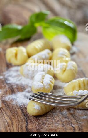 Nahaufnahme von rohen Gnocchi auf Holz Stockfoto