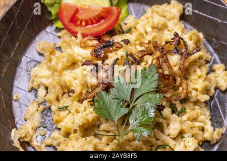 Bayerns Käspätzle in einer schwarzen Pfanne Stockfoto