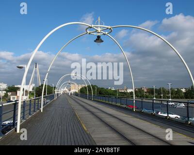 southport, merseyside, united Kingdom - 28. juli 2019: Der historische Pier in southport merseyside mit Menschen, die in Richtung gehen Stockfoto