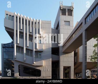 Fassade und Fußgängerbrücke des roger stevens Gebäudes an der Universität von leeds ein brutalistisches Betongebäude von chamberlain Stockfoto