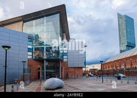 Die Bridgewater Hall mit Blick auf das Manchester Central Conference Center. Die Bridgewater Hall ist ein internationaler Konzertsaal in Stockfoto