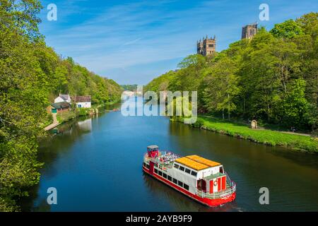 Eine Bootstour auf dem Fluss Wear an einem schönen Frühlingstag in Durham, Großbritannien Stockfoto