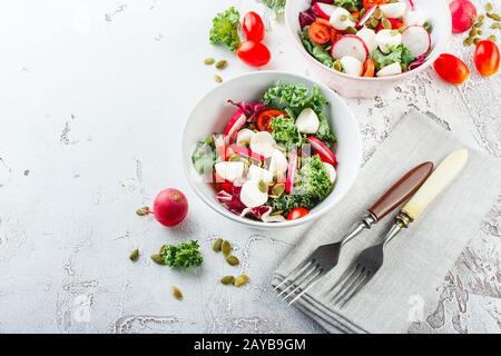 Salat mit Tomaten, Mozzarella, Salat und radsh Mix Stockfoto