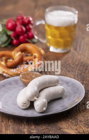 Bayerische Kalbswurst mit Brezel Stockfoto