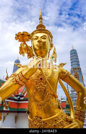 Kinnara goldene Statue, Grand Palace, Bangkok, Thailand Stockfoto