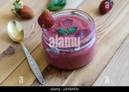 Erdbeer-Joghurt-Smoothie mit Eis und Minzblättern Stockfoto