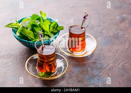 Traditionelle türkische arabische Dessert und einem Glas Tee mit Minze Stockfoto