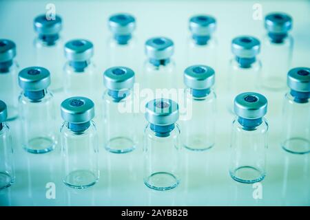 Impfstoffglasflaschen auf blauem Hintergrund Stockfoto