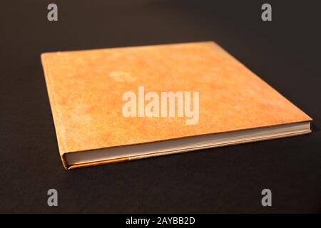 Geschlossenes leeres Notebook isoliert auf Schwarz Stockfoto
