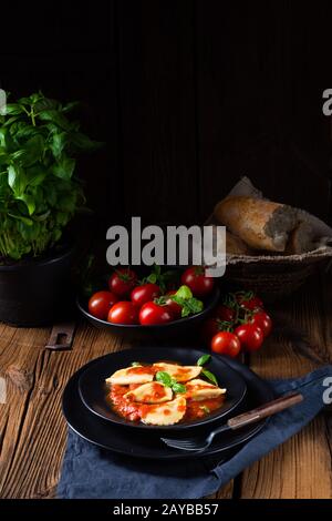 Ravioli alla Genovese mit Basilikumtomatensauce Stockfoto