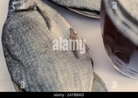 Getrocknete Fische auf den Tisch und ein Glas Bier Stockfoto