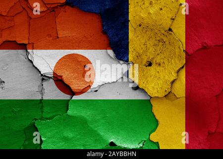 Flaggen von Niger und Tschad auf gerissene Wand gemalt Stockfoto