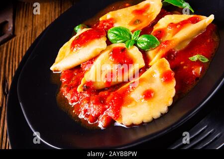 Ravioli alla Genovese mit Basilikumtomatensauce Stockfoto