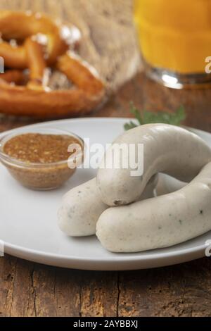 Bayerische Weißwürste mit Brezel Stockfoto