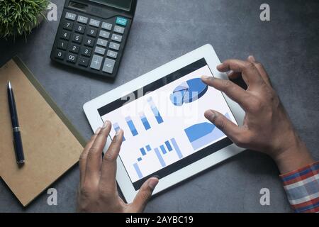 Draufsicht der Man-Hand-Analyse-Karte auf dem digitalen Tablet. Stockfoto