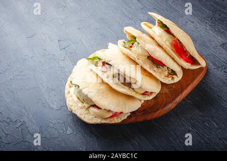 Burger in einem Kita-Brot Stockfoto