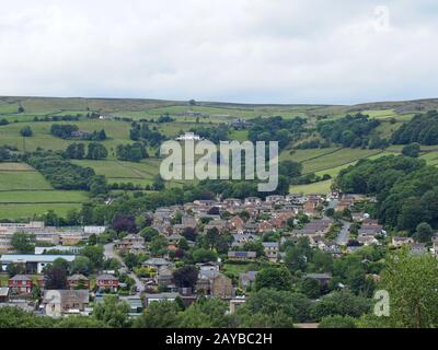 Ein Blick auf den Mytholmroyd von oben in der Landschaft von West yorkshire, umgeben von Bäumen und Feldern und Bauernhöfen Stockfoto