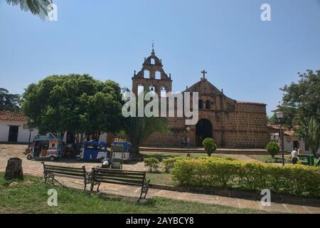 Die Kirche Parroquia de Santa Lucía und der hauptplatz im kolonialen Guane, Santander, Kolumbien Stockfoto