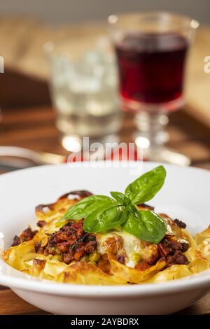 Tagliatelle mit Käse auf dem Teller gebacken Stockfoto