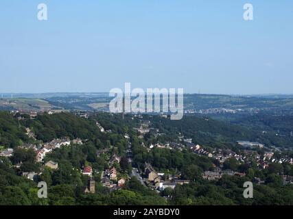 Ein Panoramablick auf die Stadt West yorkshire von oben mit Straßen und Häusern, die von Bäumen und Feldern und der Geschichte umgeben sind Stockfoto