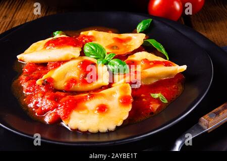 Ravioli alla Genovese mit Basilikumtomatensauce Stockfoto