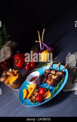 Rinderschäken-Spieße mit gegrilltem Gemüse auf einem kaukasus Stockfoto