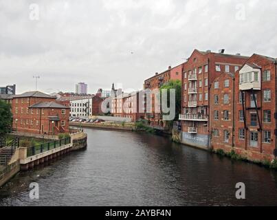 blick auf das riverside der Calls Landing Area von leeds mit Apartments und Gebäuden am Wasser, die sich im Fluss Aire widerspiegeln Stockfoto