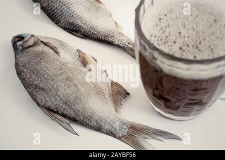Getrocknete Fische auf den Tisch und ein Glas Bier Stockfoto