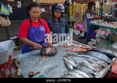 Eine Frau verkauft frischen Fisch auf dem täglichen morgendlichen Straßenmarkt in Yogyakarta in Java in Indonesien. Stockfoto
