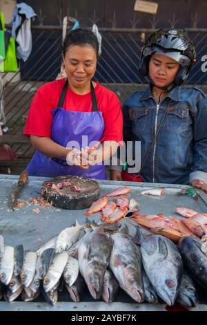 Eine Frau verkauft frischen Fisch auf dem täglichen morgendlichen Straßenmarkt in Yogyakarta in Java in Indonesien. Stockfoto