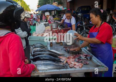 Eine Frau verkauft frischen Fisch auf dem täglichen morgendlichen Straßenmarkt in Yogyakarta in Java in Indonesien. Stockfoto