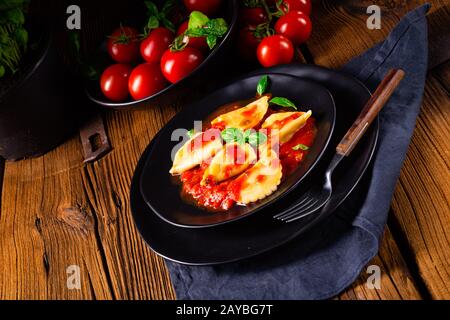 Ravioli alla Genovese mit Basilikumtomatensauce Stockfoto