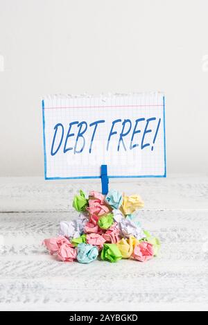 Wort schreiben Text schuldenfrei. Geschäftskonzept für besitzt kein Geld oder Dinge an einzelne oder Firmen. Stockfoto
