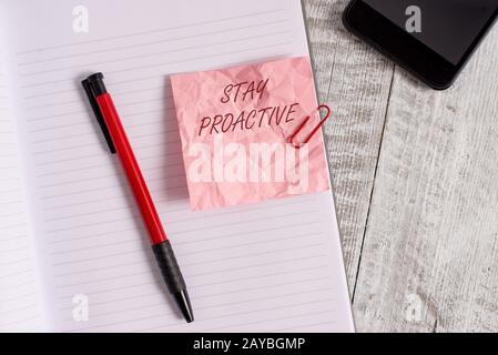 Konzeptionelle Handschreiben mit Stay Proactive. Firmenfototext, der selbst entscheidet, die erwarteten Ereignisse zu überstehen, Winkl Stockfoto