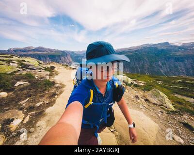 Ein abenteuerlicher Mensch, der den selfie-berg nimmt. Frau Reisender fotografieren sich selbst Action-Kamera in der Natur. Reisen Lifestyle Aven Stockfoto