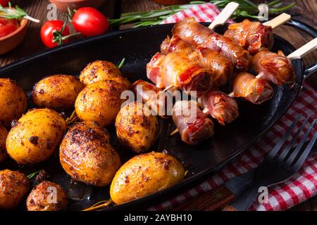 Rustikale Datteln mit Speck und junger gerösteter Kartoffel. Stockfoto