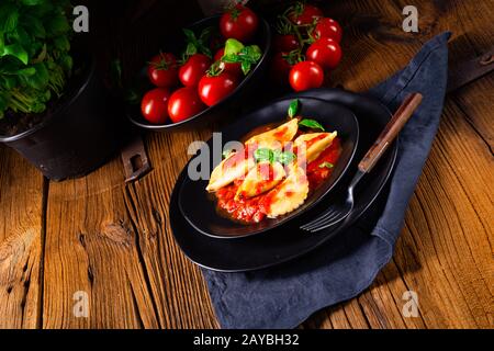 Ravioli alla Genovese mit Basilikumtomatensauce Stockfoto