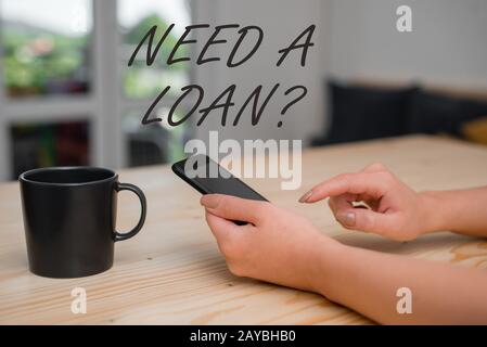 Konzeptionelle Handschreiben, die zeigen, dass eine Kreditfrage erforderlich ist. Geschäftsfoto mit der Frage, dass er Geld brauche, das mit int zurückgezahlt werden soll Stockfoto