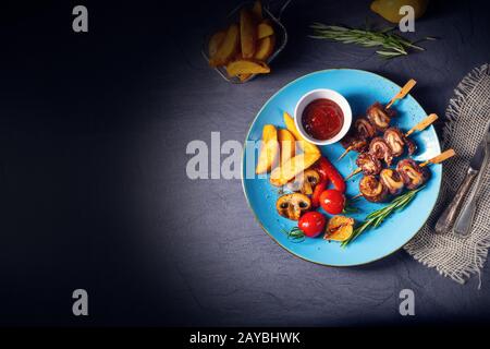 Rinderschäken-Spieße mit gegrilltem Gemüse auf einem kaukasus Stockfoto