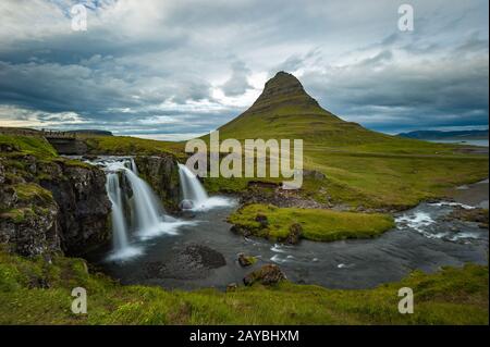 Kirkjufellsfoss Wasserfall und Berg Kirkjufell, Island Stockfoto