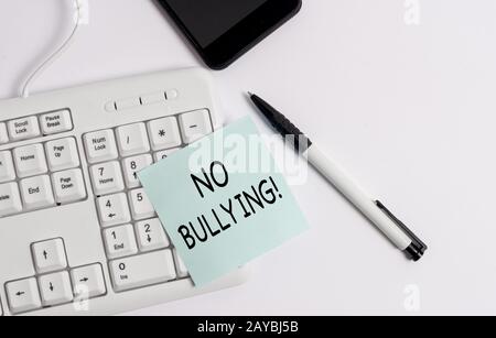 Handschrifterkennung kein Mobbing. Konzept bedeutet, aggressives Verhalten bei Kindern zu stoppen Power Unwucht weiße pc-Tastatur Stockfoto