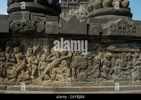 BAS-Reliefsteinschnitzereien in der Prambanan-Tempelanlage, einem Hindutempel aus dem 9. Jahrhundert (UNESCO-Weltkulturerbe) unweit von Yogjakarta, gelegen i. Stockfoto