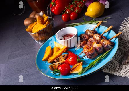 Rinderschäken-Spieße mit gegrilltem Gemüse auf einem kaukasus Stockfoto